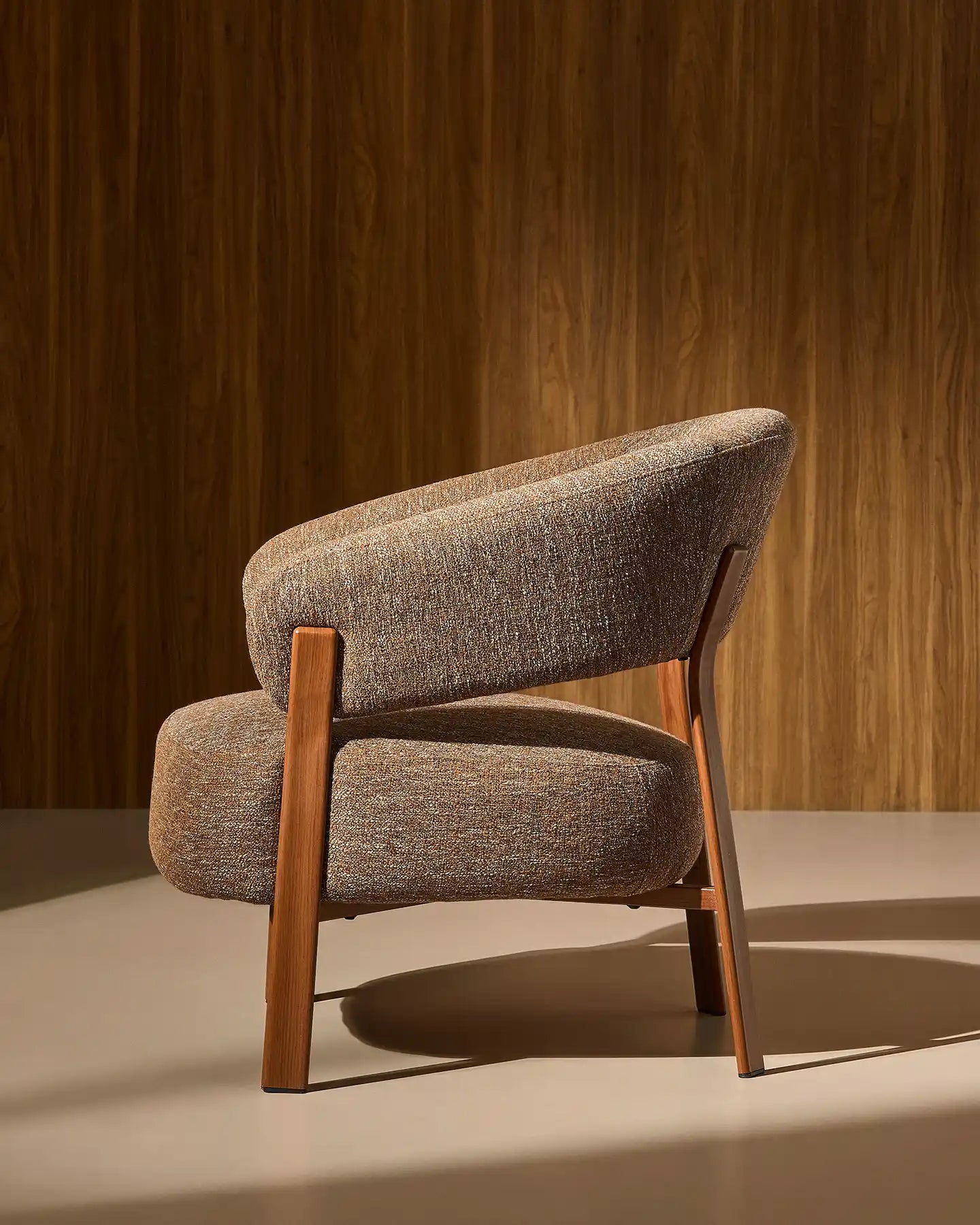 Bramley Loungesessel mit Leinenbezug in Taupe und Walnussgestell