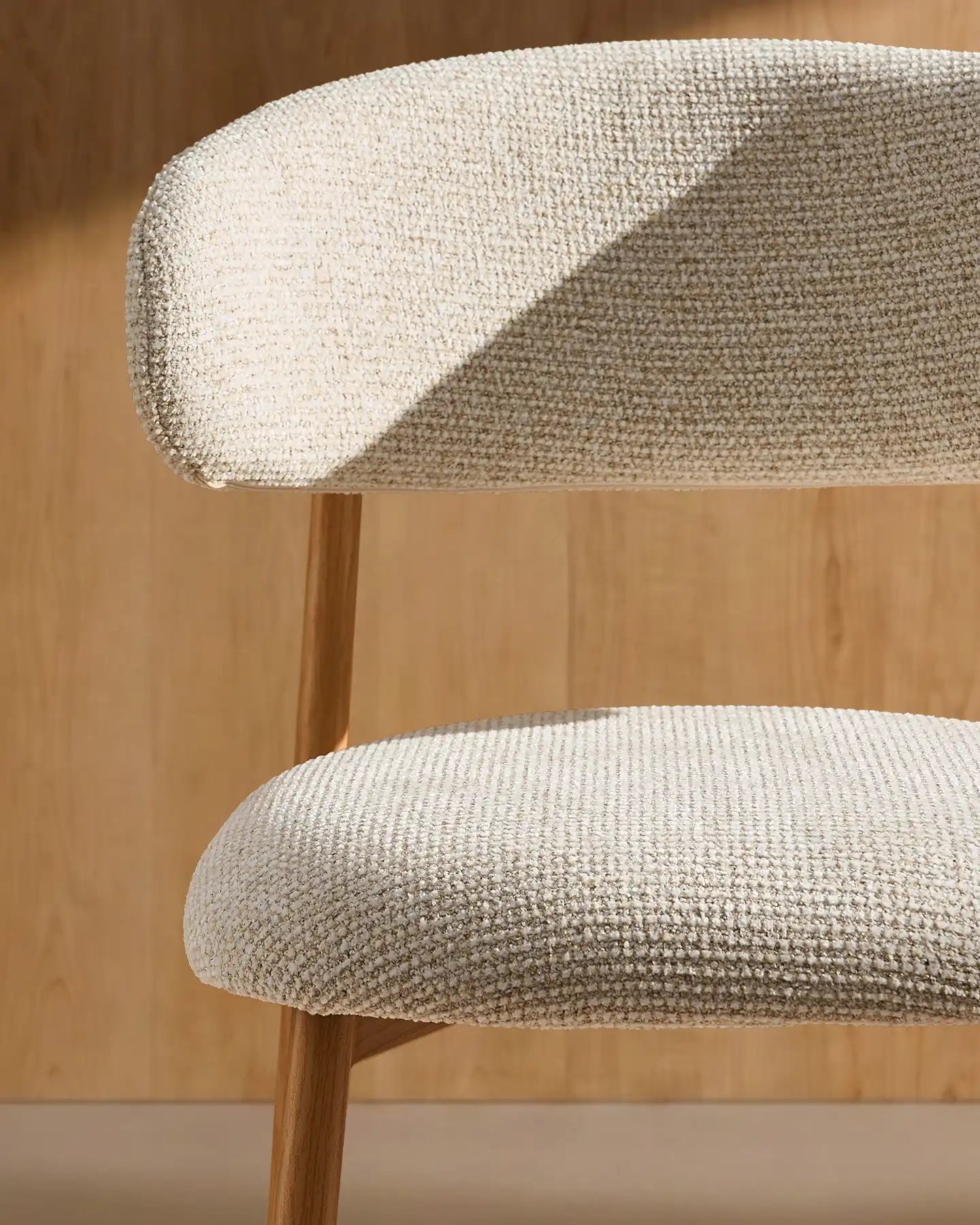 Rowan Barhocker mit Chenillebezug in Beige