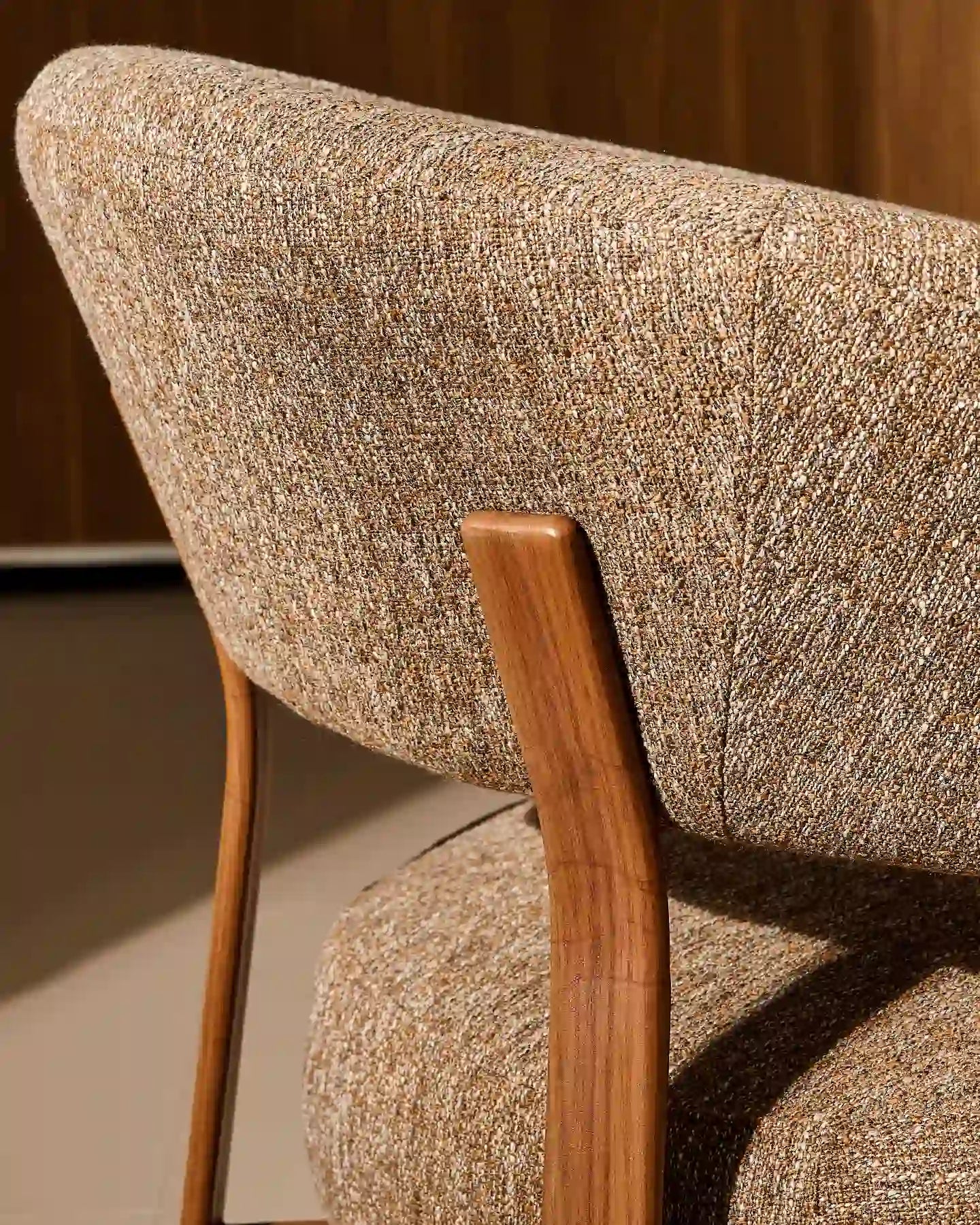 Bramley Loungesessel mit Leinenbezug in Taupe und Walnussgestell