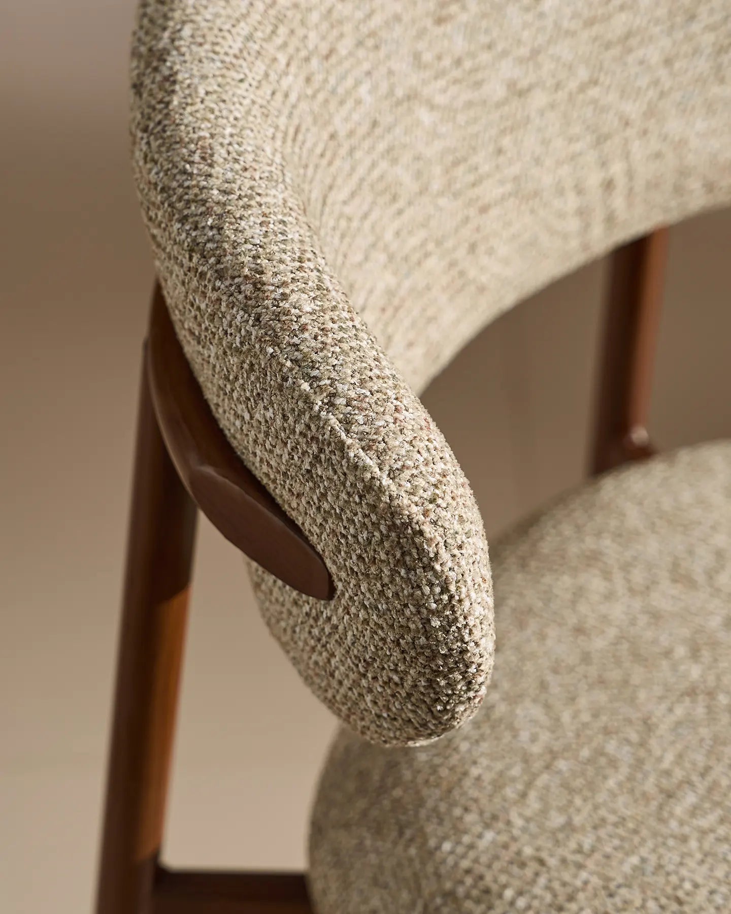 Rowan Barhocker mit Chenillebezug in Taupe