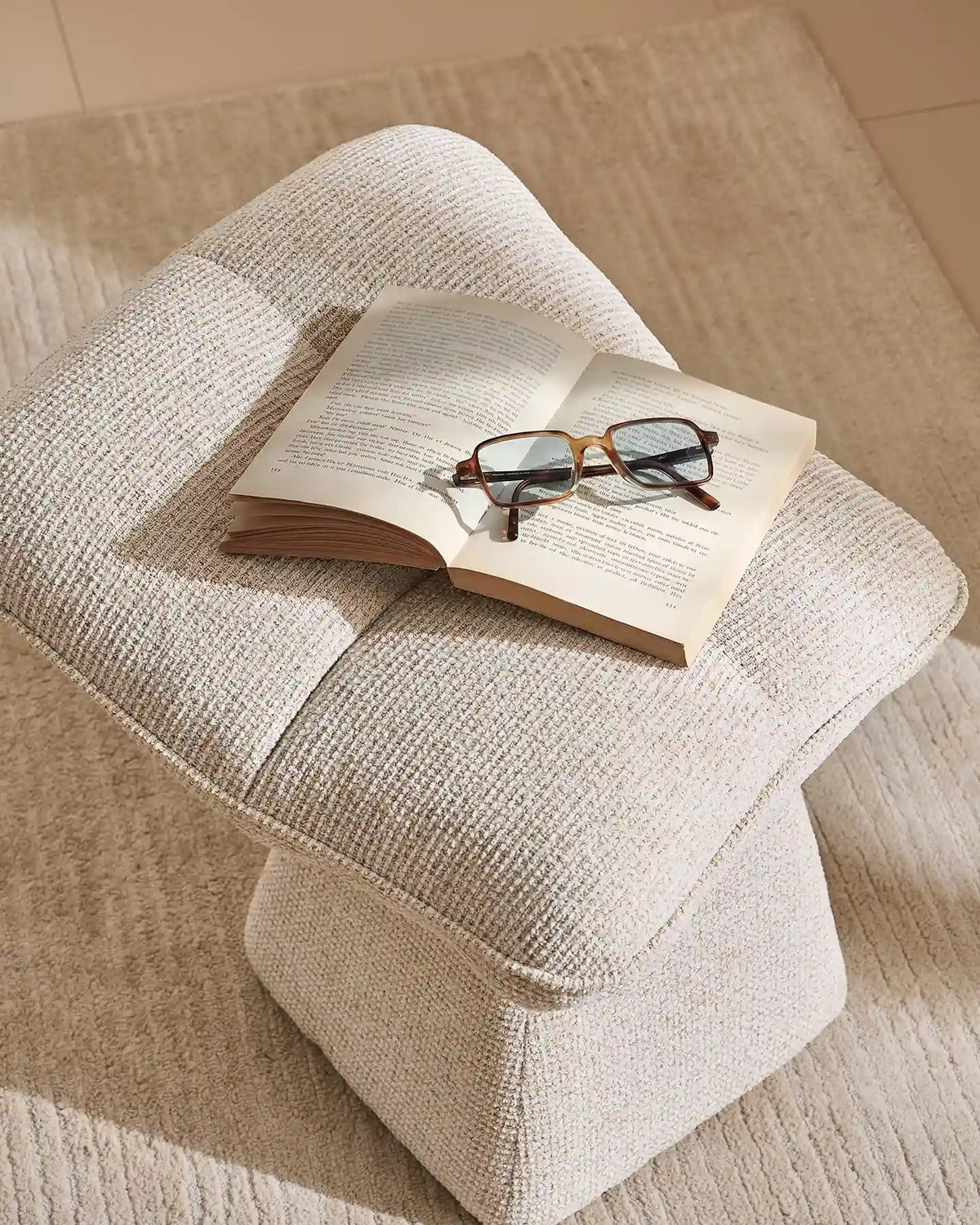 Liora Chenille-Schminktisch-Hocker – Komfort mit sanften Kurven