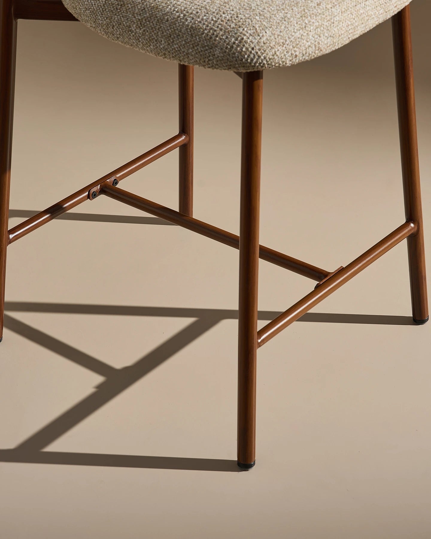 Rowan Barhocker mit Chenillebezug in Taupe