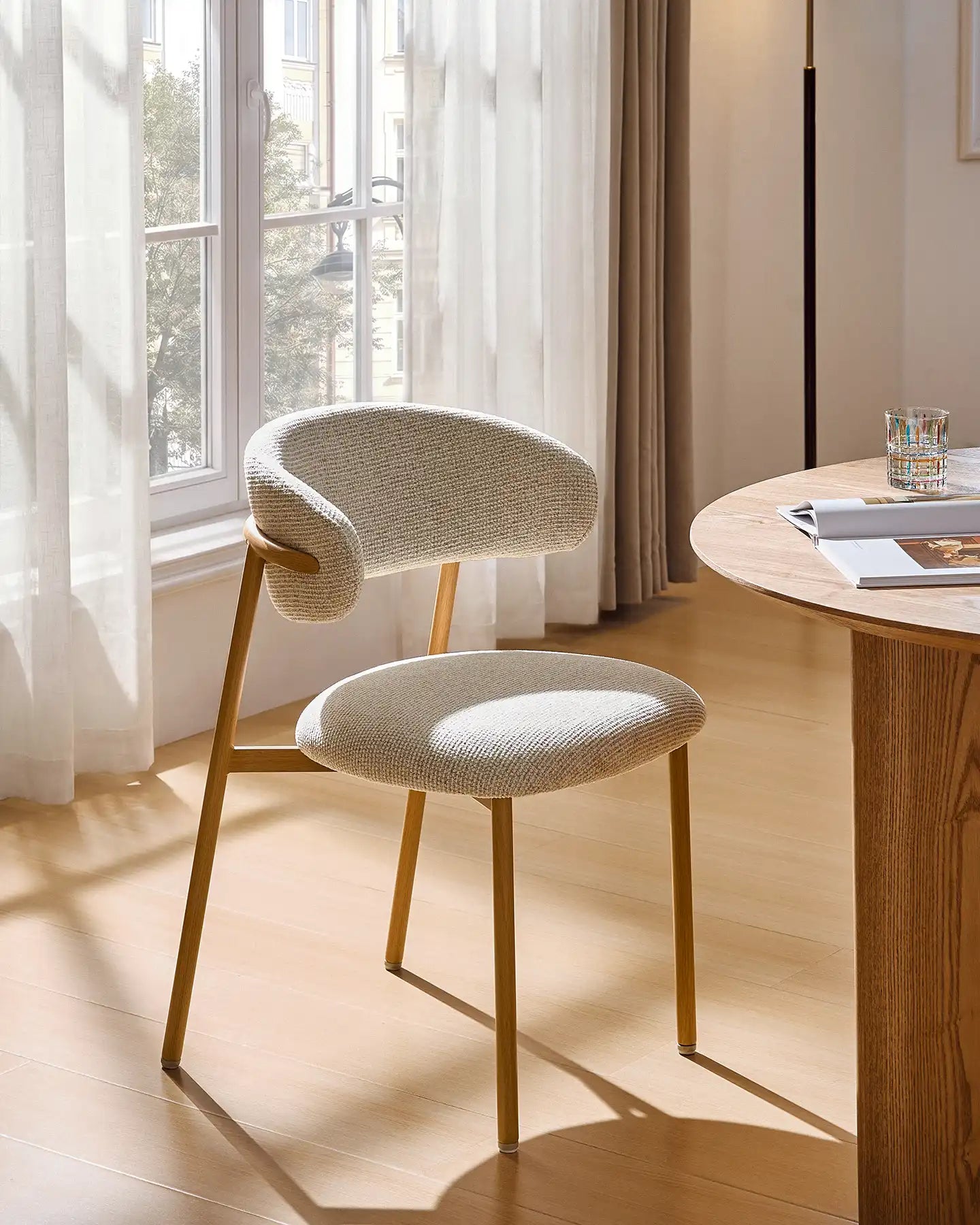 Rowan Esszimmerstuhl mit Chenillebezug in Beige
