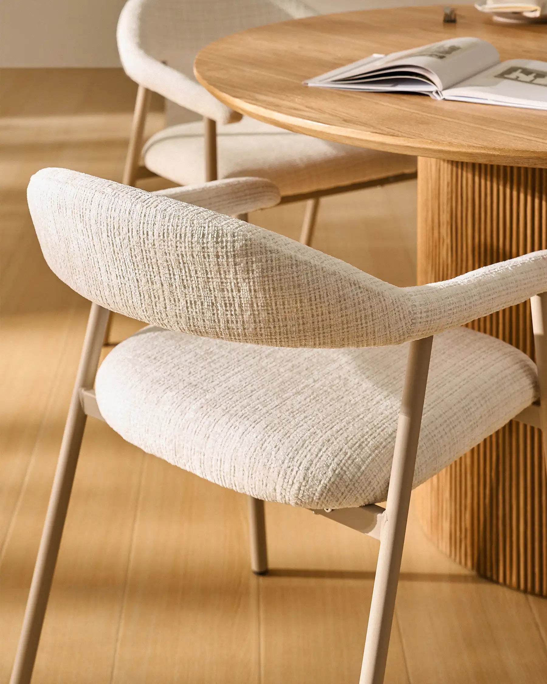 Arlo Esszimmerstuhl mit Chenillebezug in Weiß & Beige