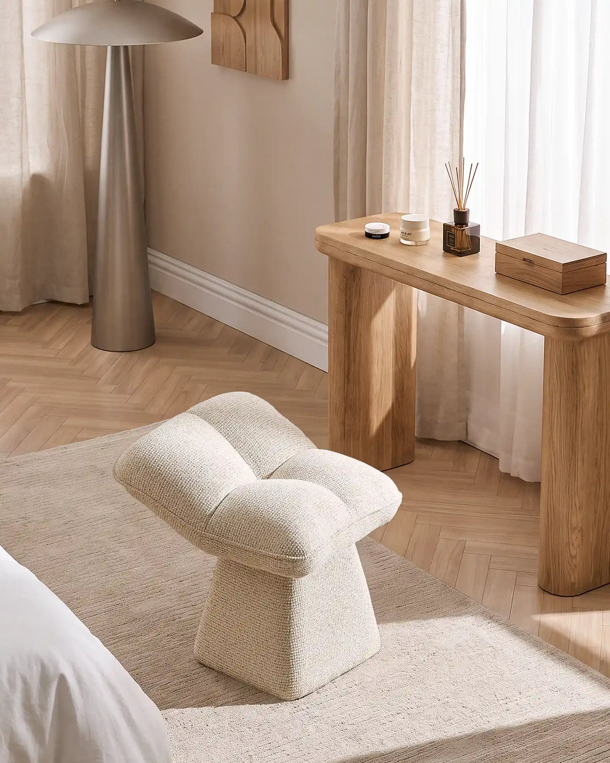 Liora Chenille-Schminktisch-Hocker – Komfort mit sanften Kurven