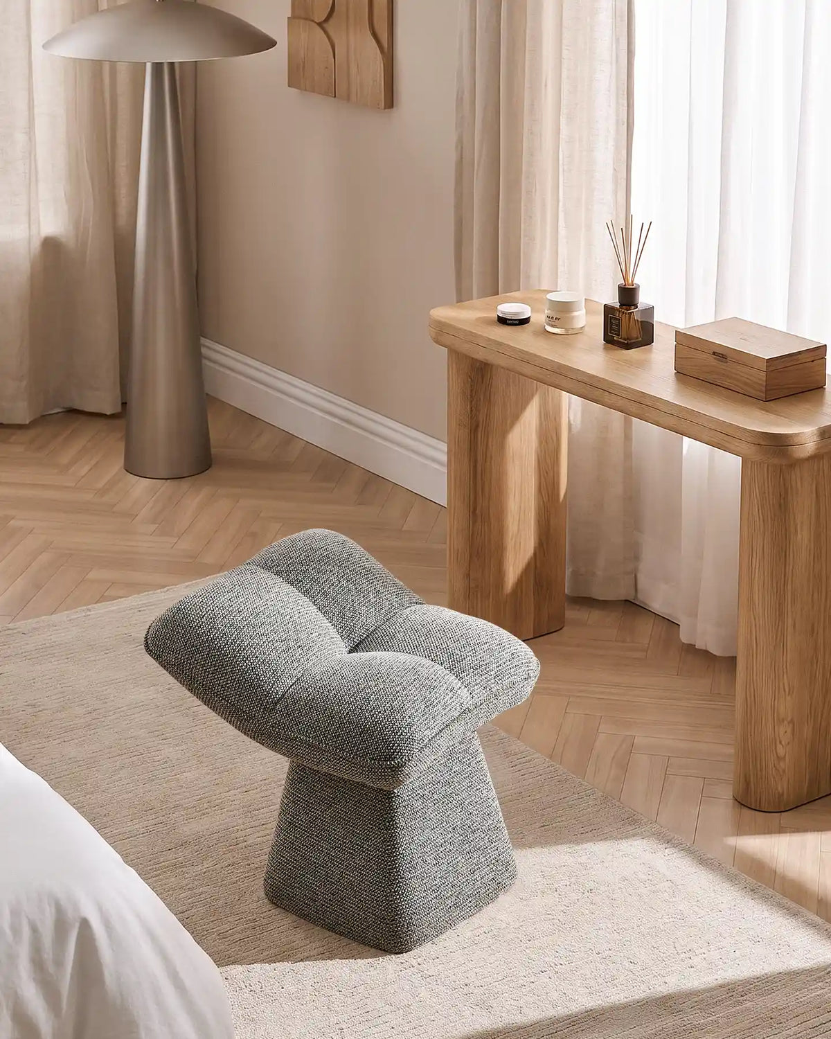 Liora Chenille-Schminktisch-Hocker – Komfort mit sanften Kurven