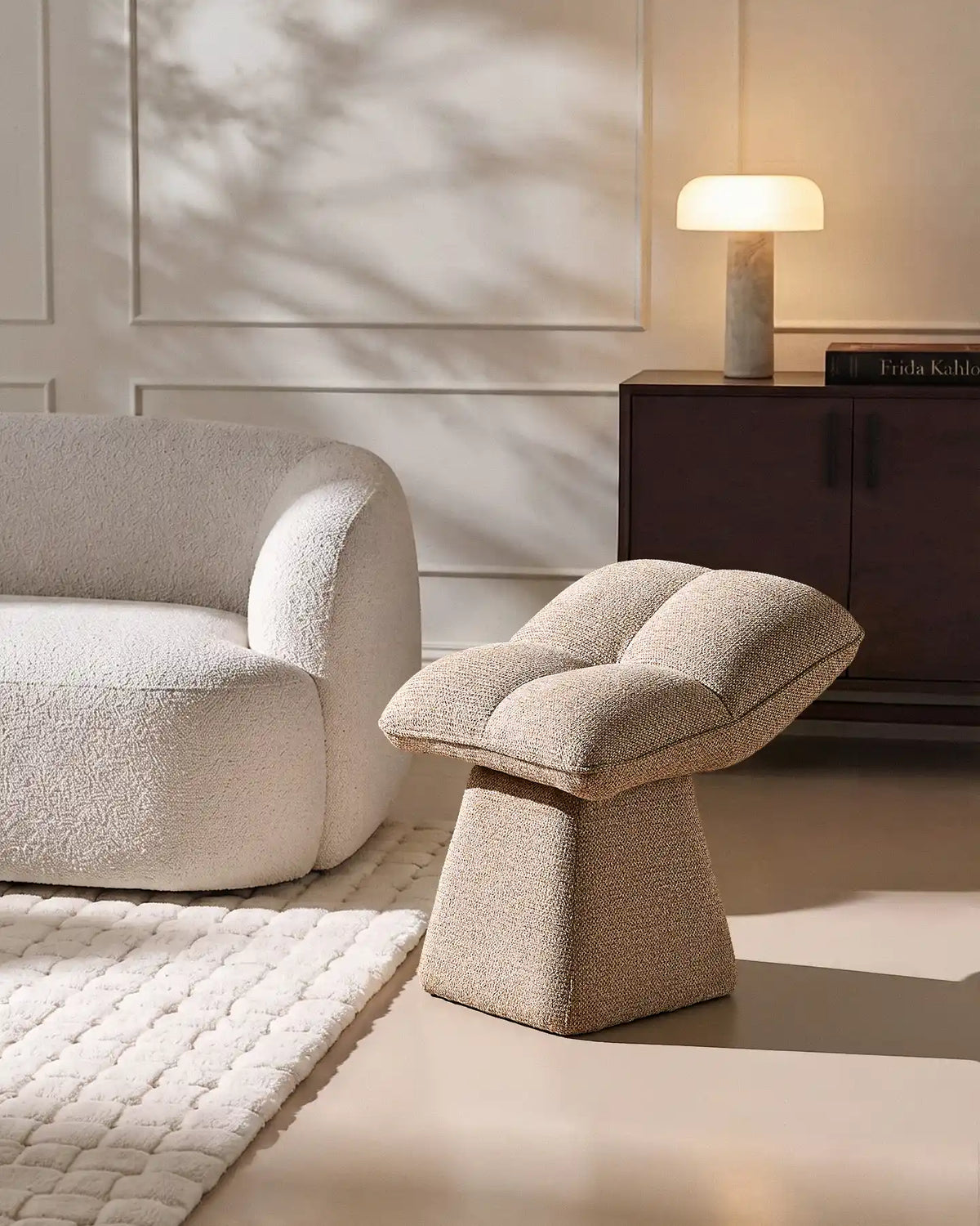 Liora Chenille-Schminktisch-Hocker – Komfort mit sanften Kurven
