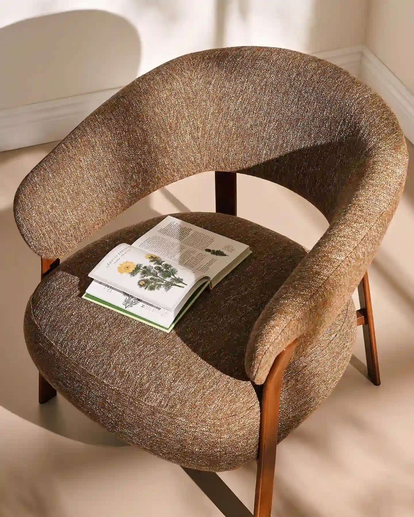 Bramley Loungesessel mit Leinenbezug in Taupe und Walnussgestell
