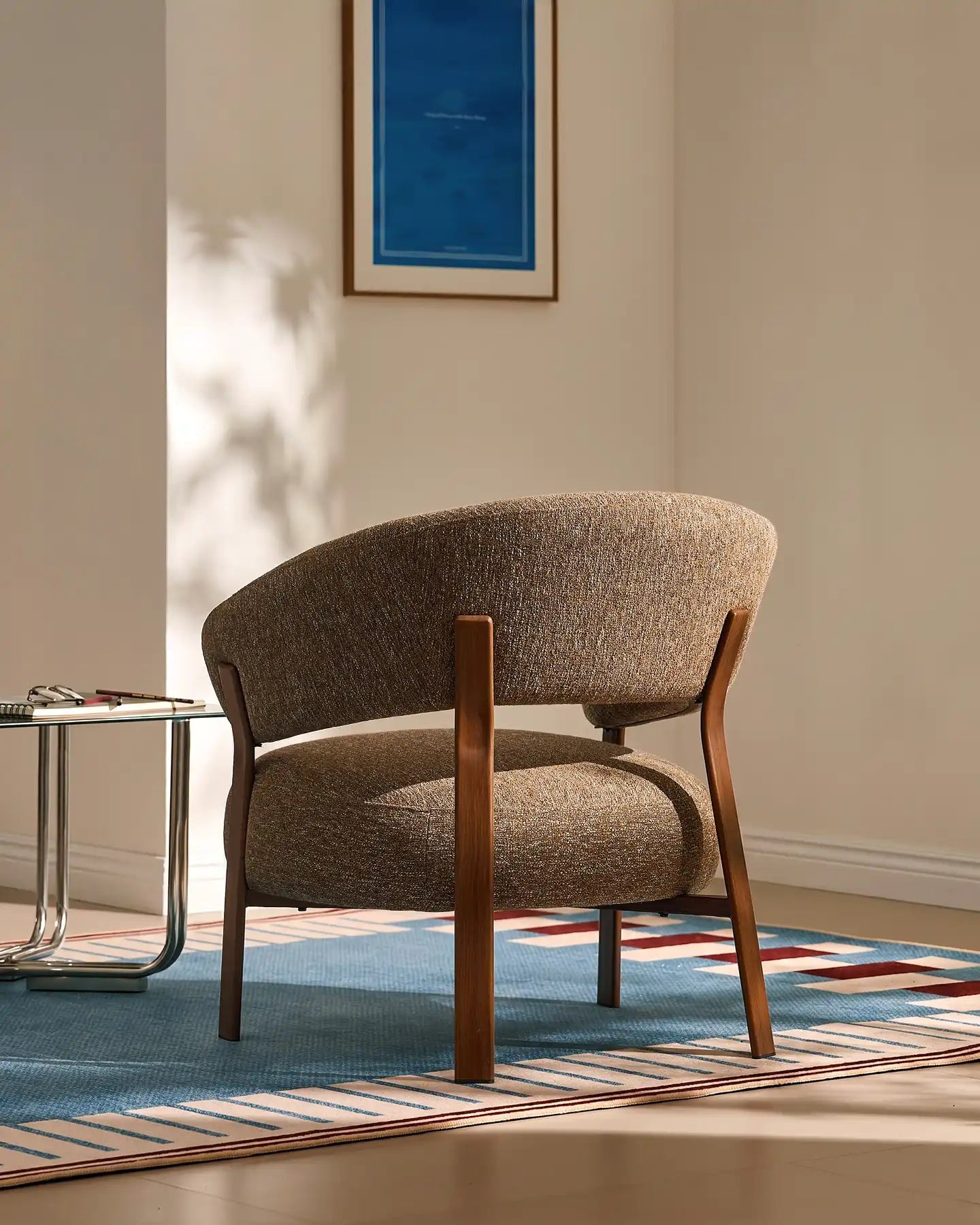 Bramley Loungesessel mit Leinenbezug in Taupe und Walnussgestell