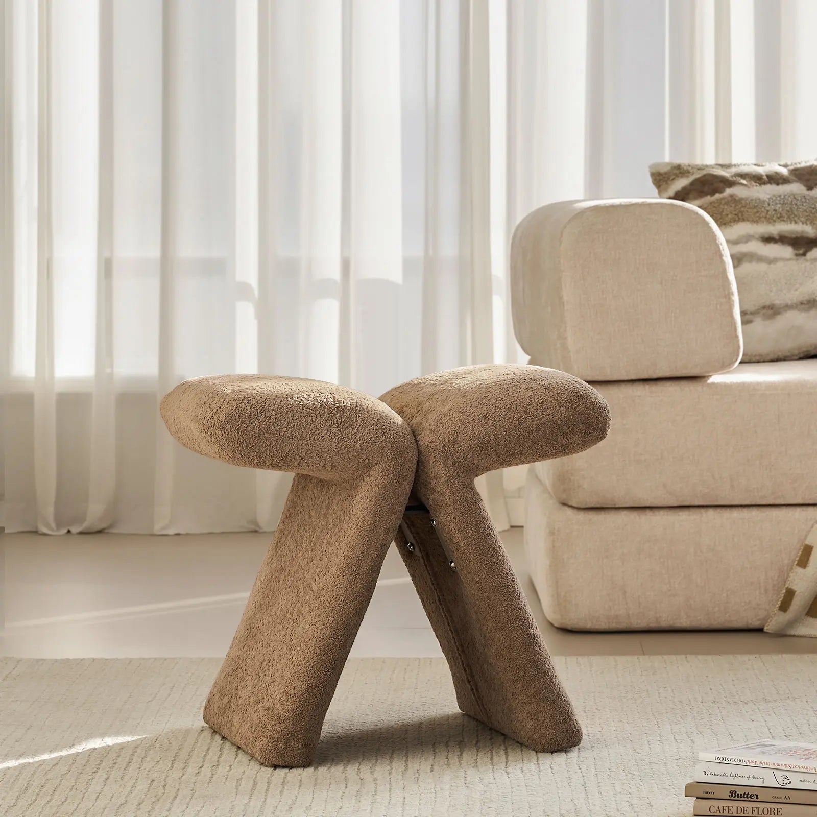 Faye Butterfly Schminktisch-Hocker – Designer Edition in Teddy Braun