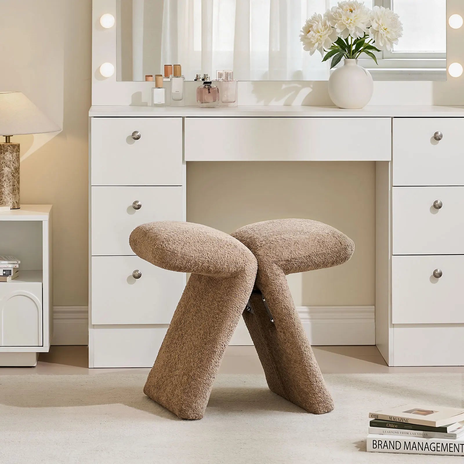Faye Butterfly Schminktisch-Hocker – Designer Edition in Teddy Braun