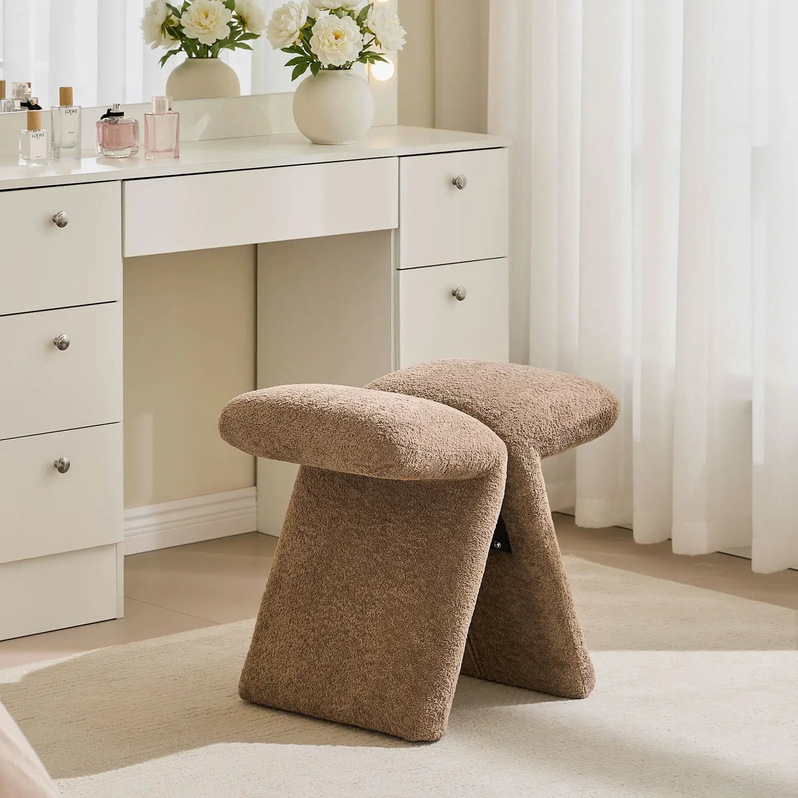 Faye Butterfly Schminktisch-Hocker – Designer Edition in Teddy Braun