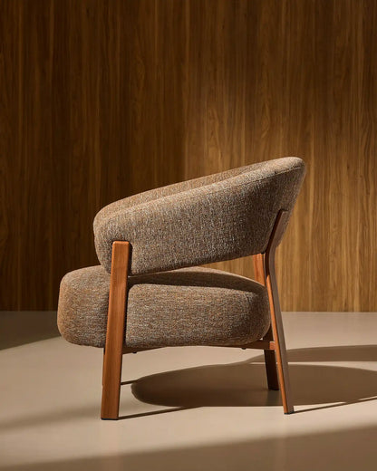 Bramley Loungesessel mit Leinenbezug in Taupe und Walnussgestell