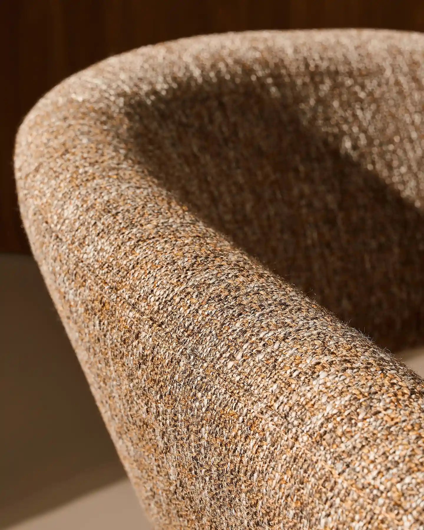Bramley Loungesessel mit Leinenbezug in Taupe und Walnussgestell