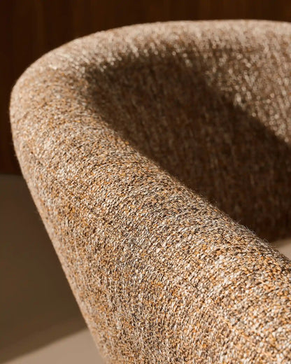 Bramley Loungesessel mit Leinenbezug in Taupe und Walnussgestell