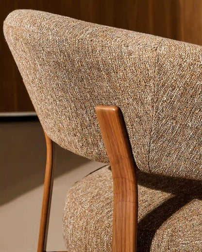 Bramley Loungesessel mit Leinenbezug in Taupe und Walnussgestell