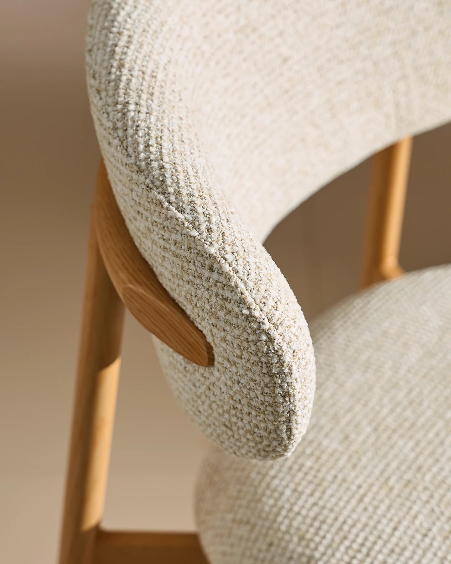 Rowan Barhocker mit Chenillebezug in Beige