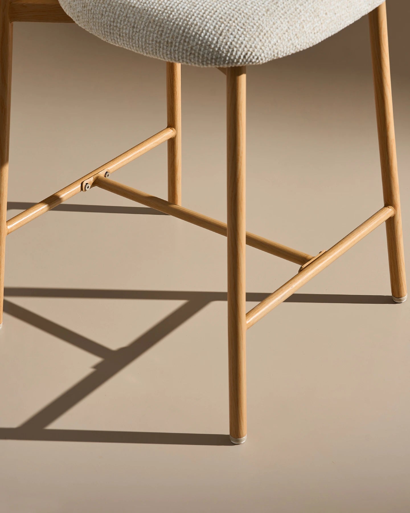 Rowan Barhocker mit Chenillebezug in Beige