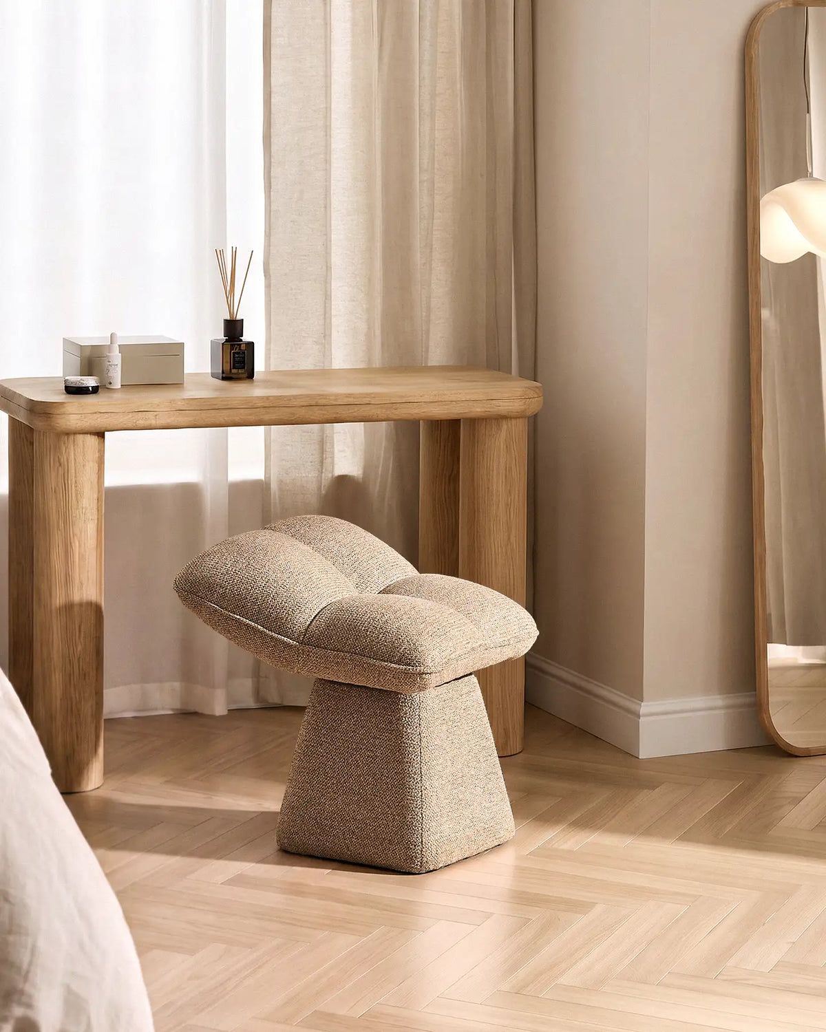 Liora Chenille-Schminktisch-Hocker – Komfort mit sanften Kurven