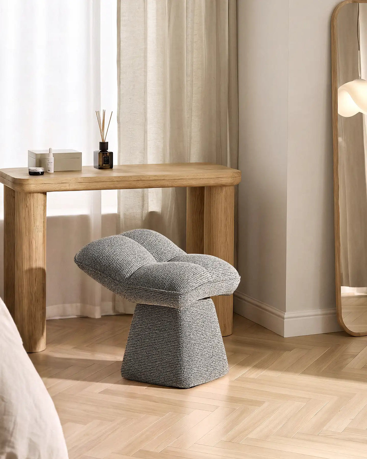 Liora Chenille-Schminktisch-Hocker – Komfort mit sanften Kurven