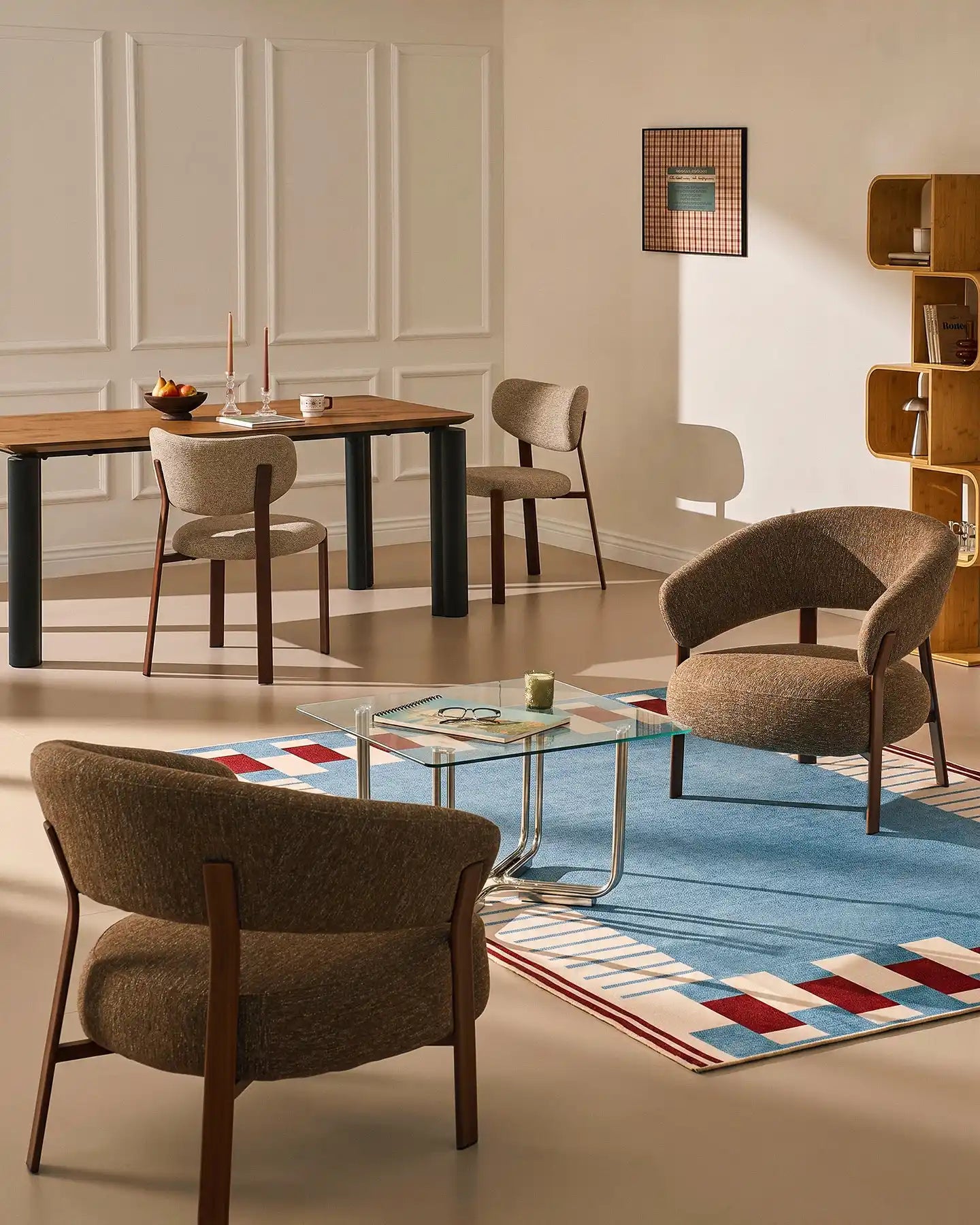 Bramley Loungesessel mit Leinenbezug in Taupe und Walnussgestell