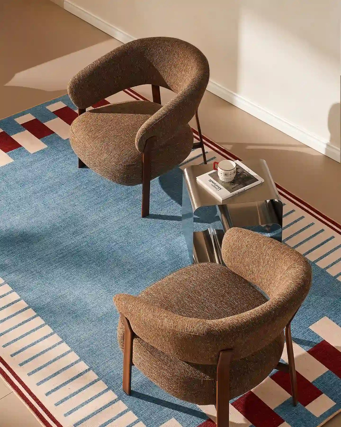 Bramley Loungesessel mit Leinenbezug in Taupe und Walnussgestell