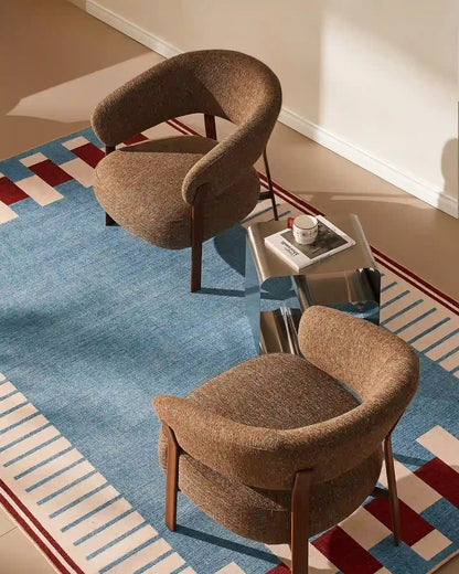 Bramley Loungesessel mit Leinenbezug in Taupe und Walnussgestell