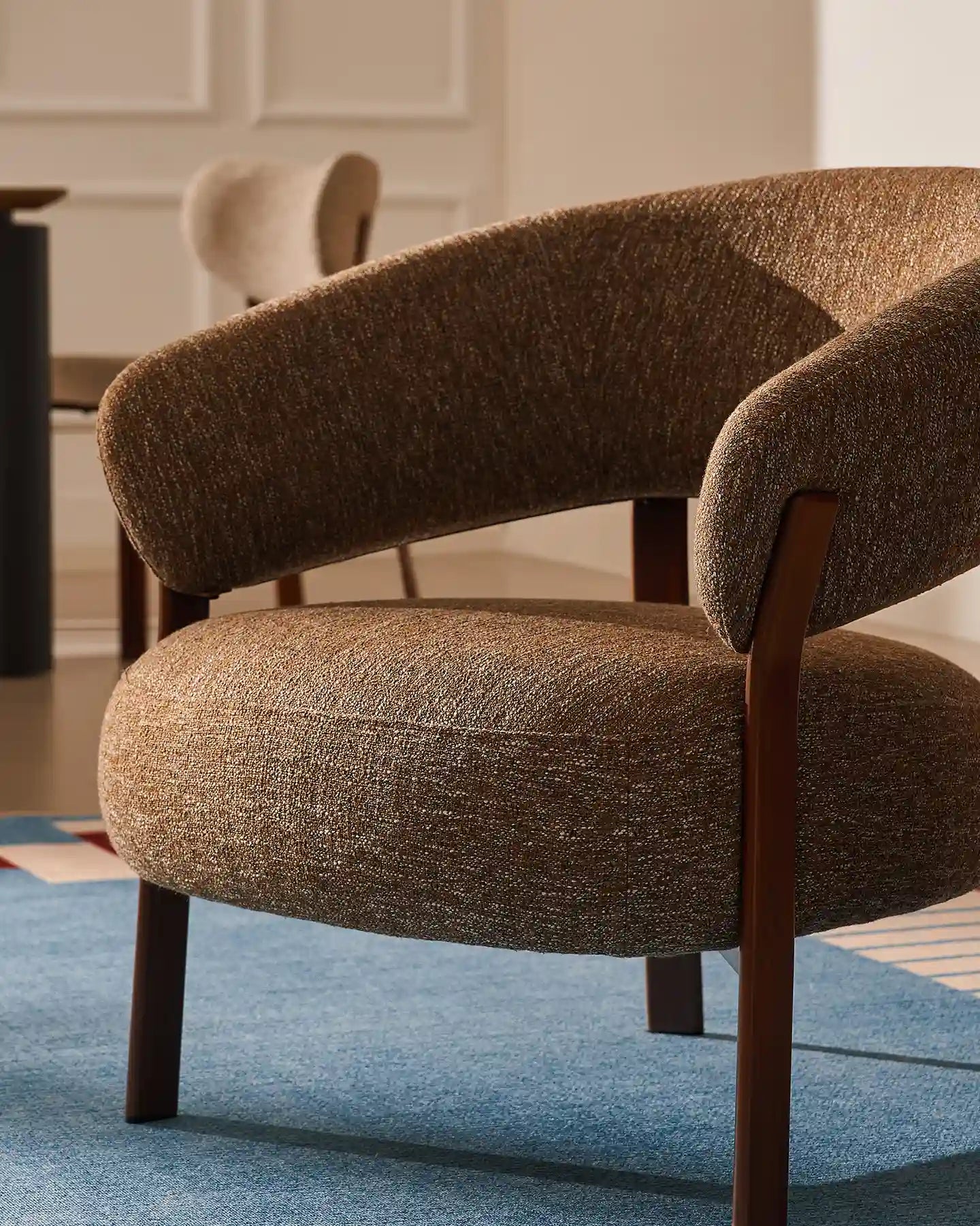 Bramley Loungesessel mit Leinenbezug in Taupe und Walnussgestell