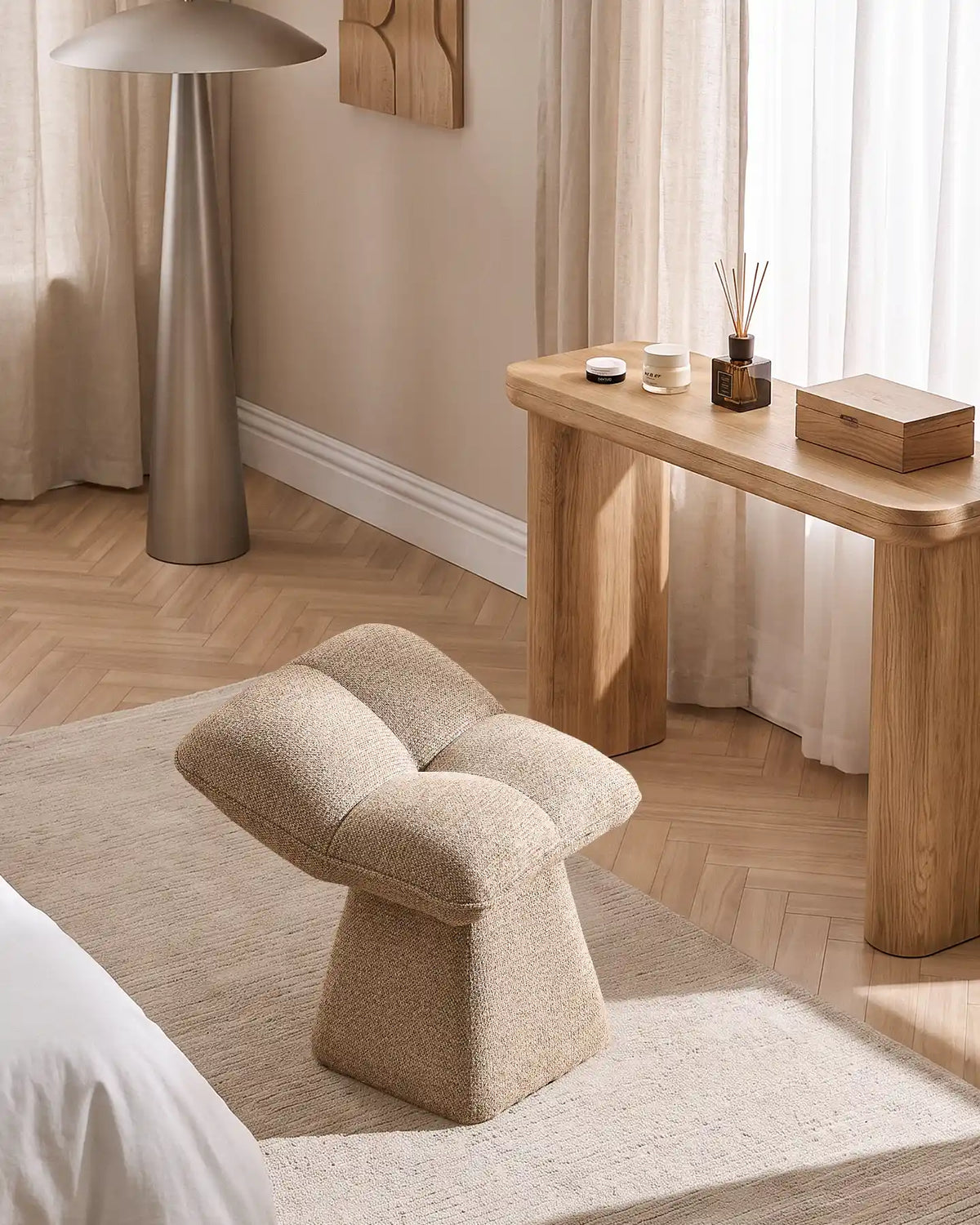 Liora Chenille-Schminktisch-Hocker – Komfort mit sanften Kurven