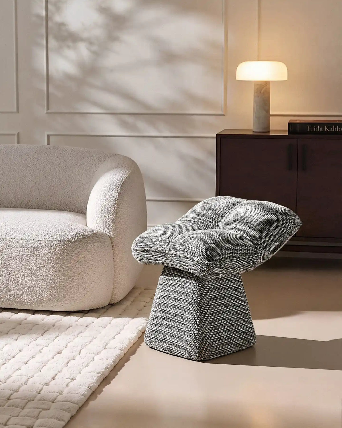 Liora Chenille-Schminktisch-Hocker – Komfort mit sanften Kurven