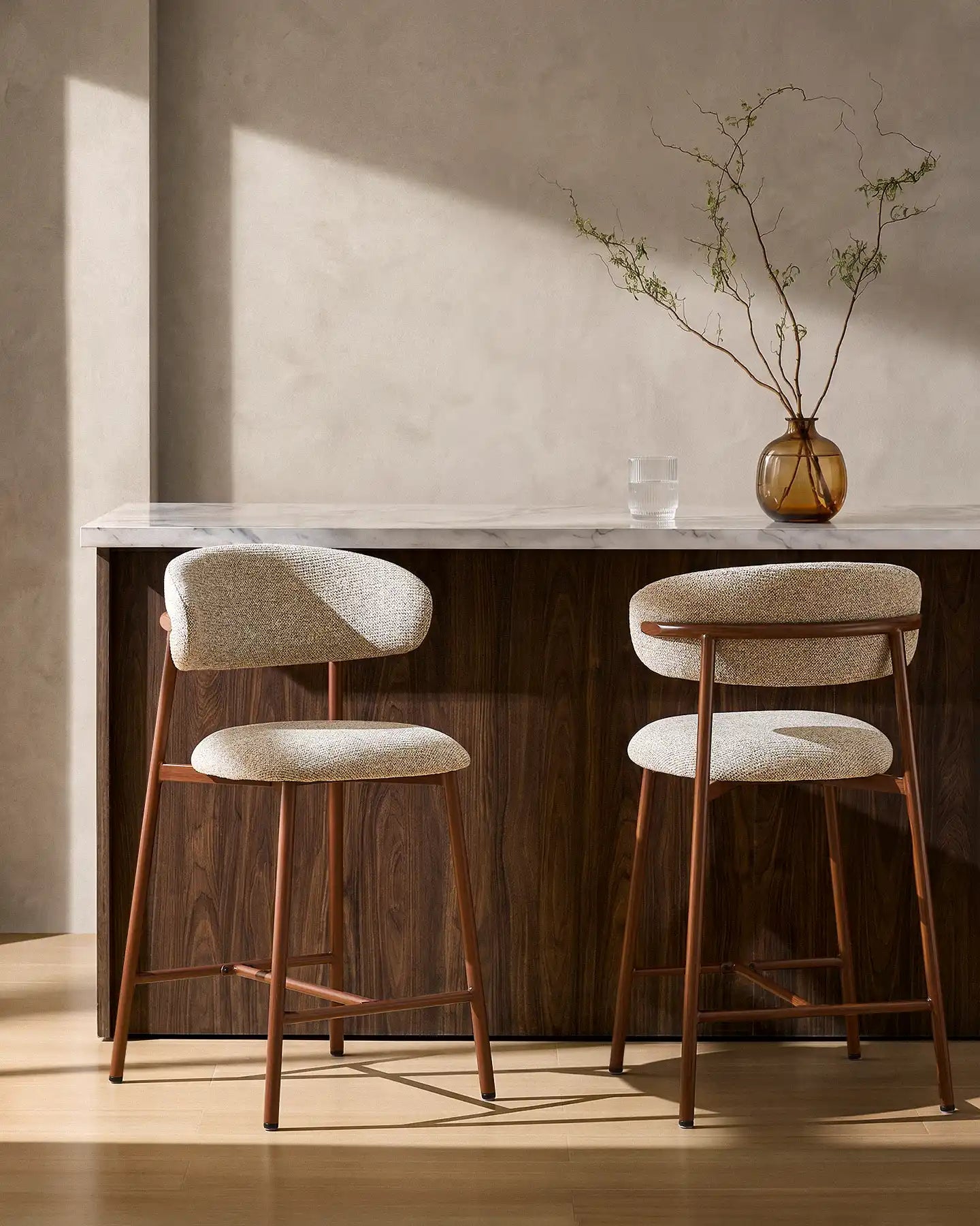 Rowan Barhocker mit Chenillebezug in Taupe