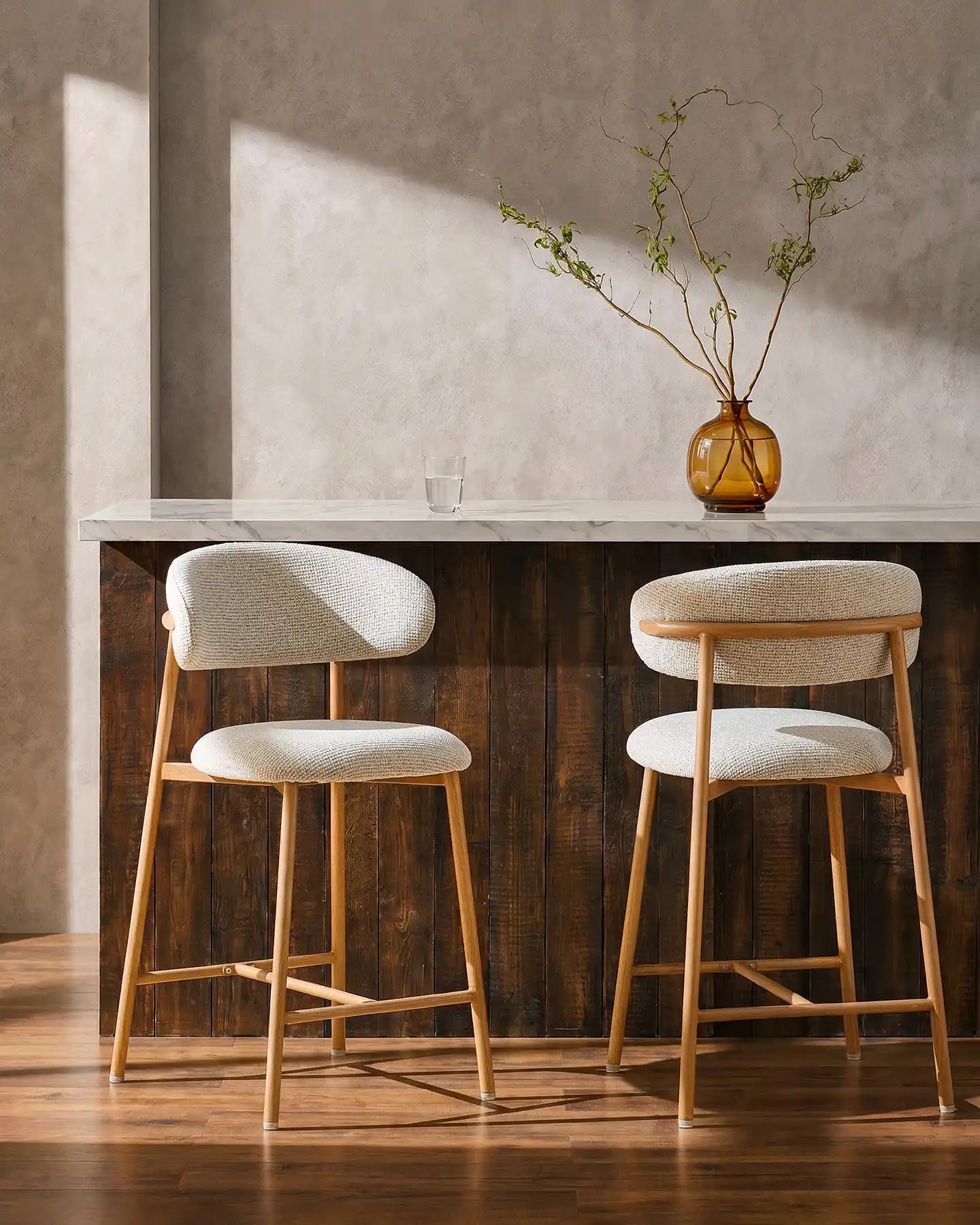 Rowan Barhocker mit Chenillebezug in Beige