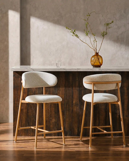 Rowan Barhocker mit Chenillebezug in Beige