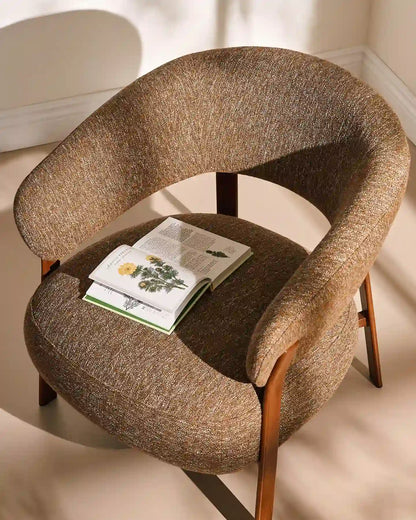 Bramley Loungesessel mit Leinenbezug in Taupe und Walnussgestell