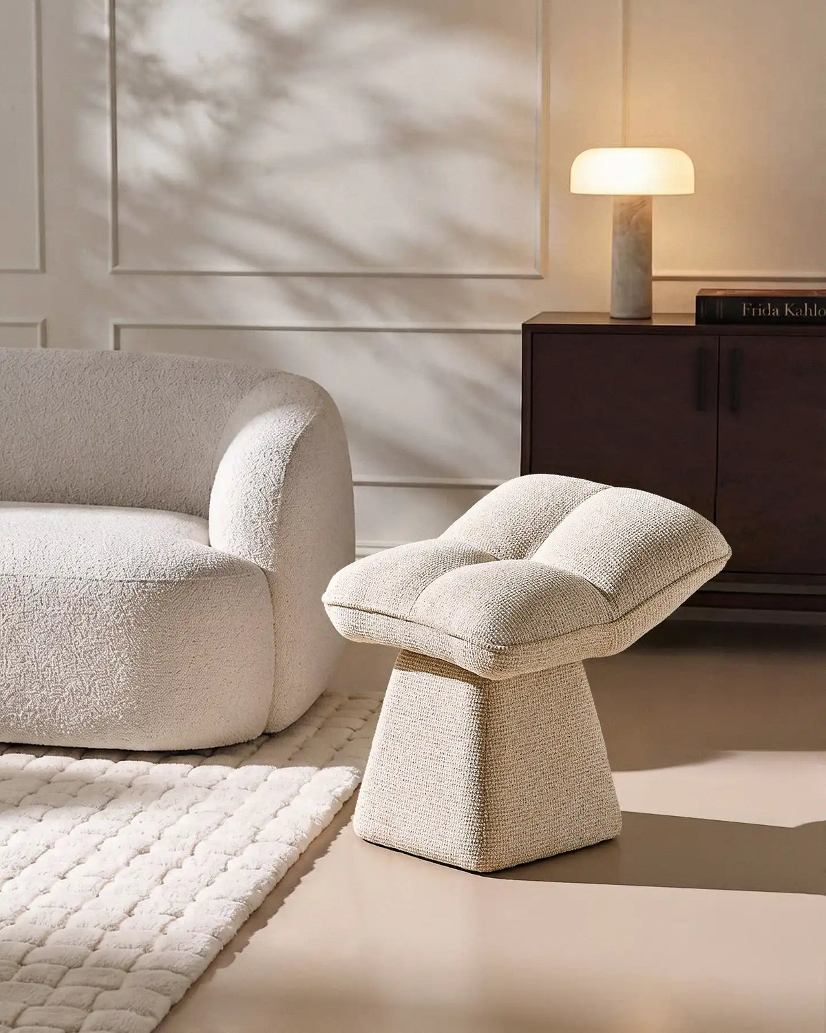 Liora Chenille-Schminktisch-Hocker – Komfort mit sanften Kurven