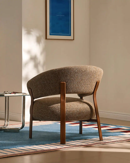 Bramley Loungesessel mit Leinenbezug in Taupe und Walnussgestell