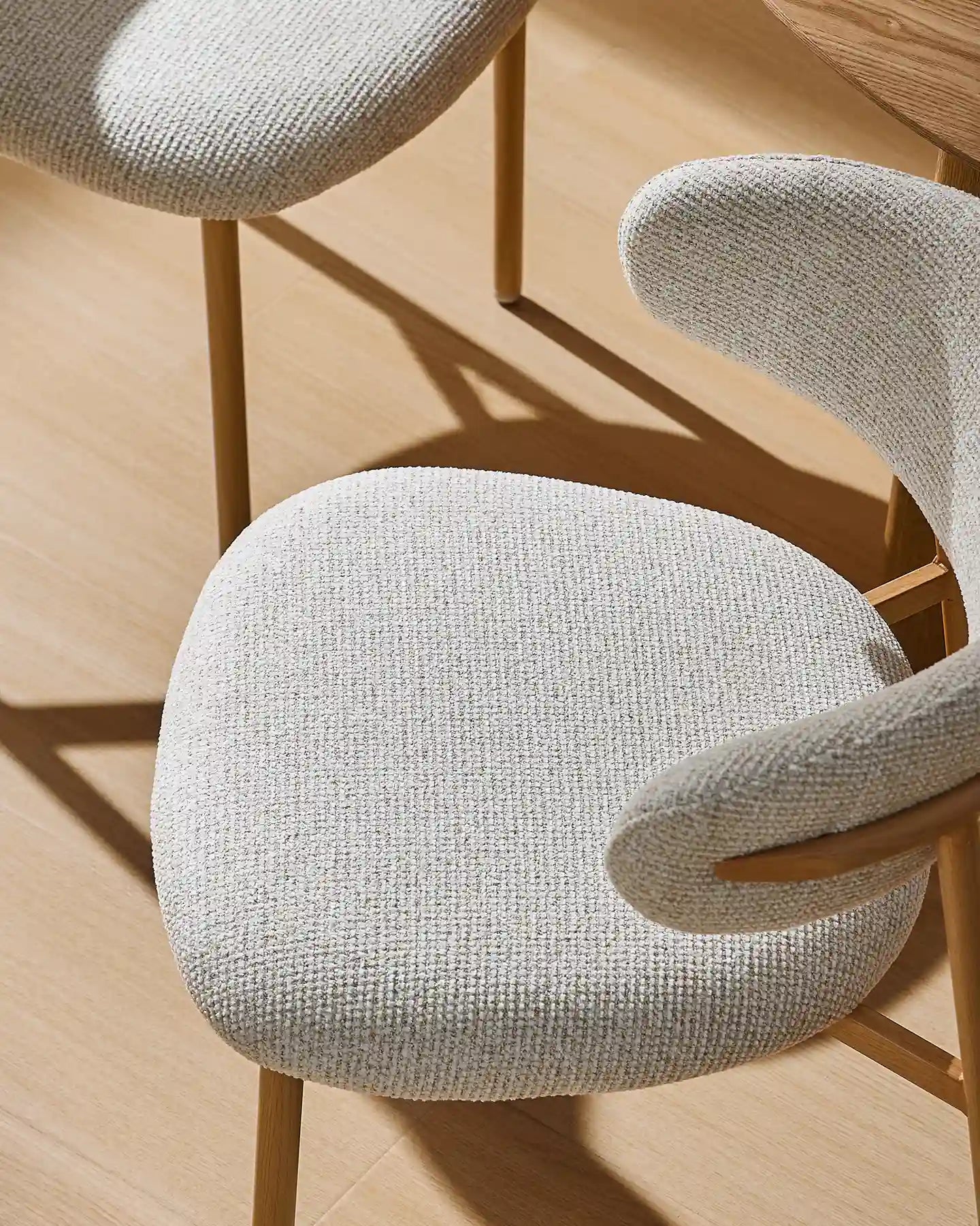 Rowan Esszimmerstuhl mit Chenillebezug in Beige
