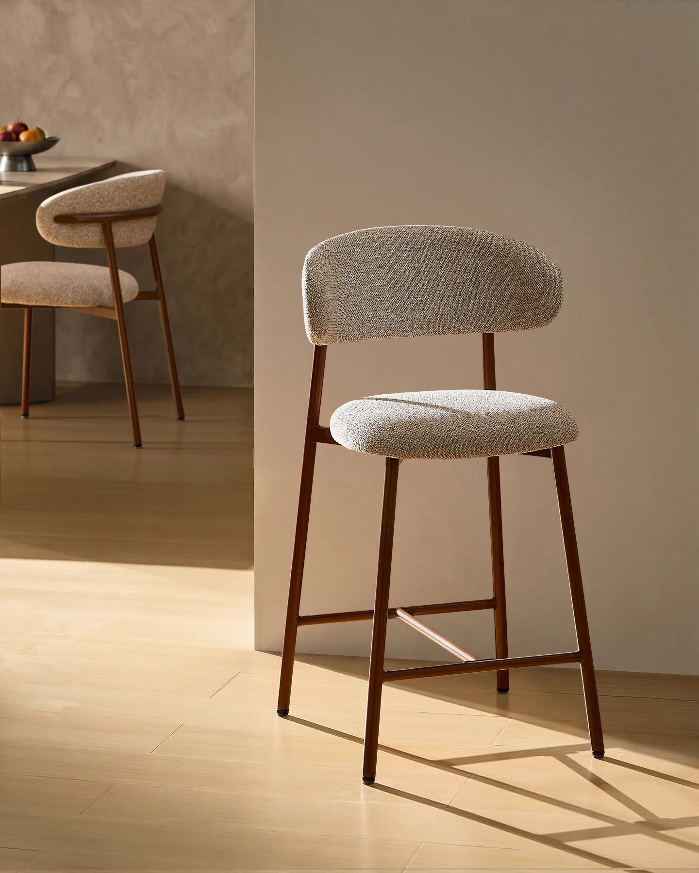 Rowan Barhocker mit Chenillebezug in Taupe