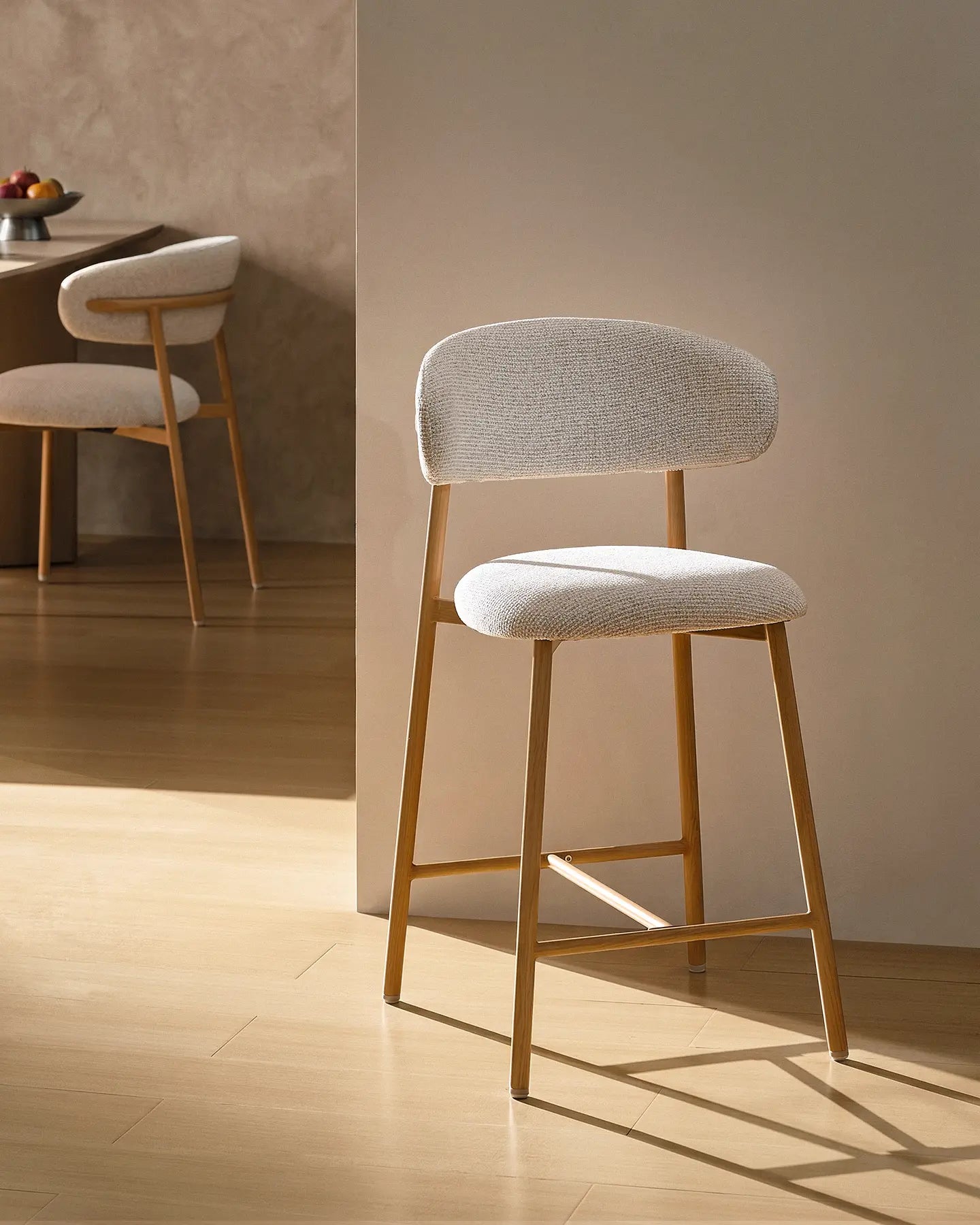 Rowan Barhocker mit Chenillebezug in Beige