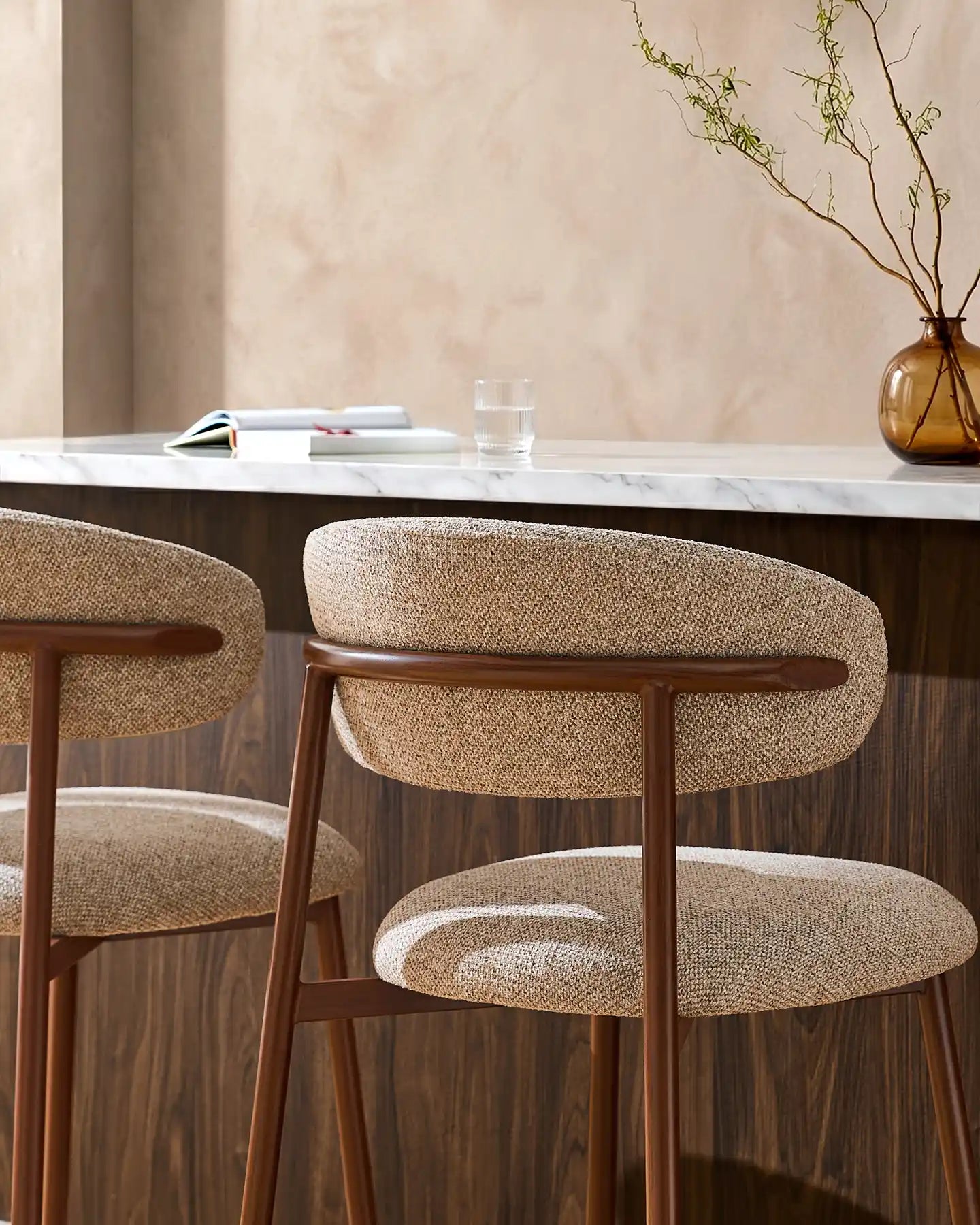 Rowan Barhocker mit Chenillebezug in Taupe