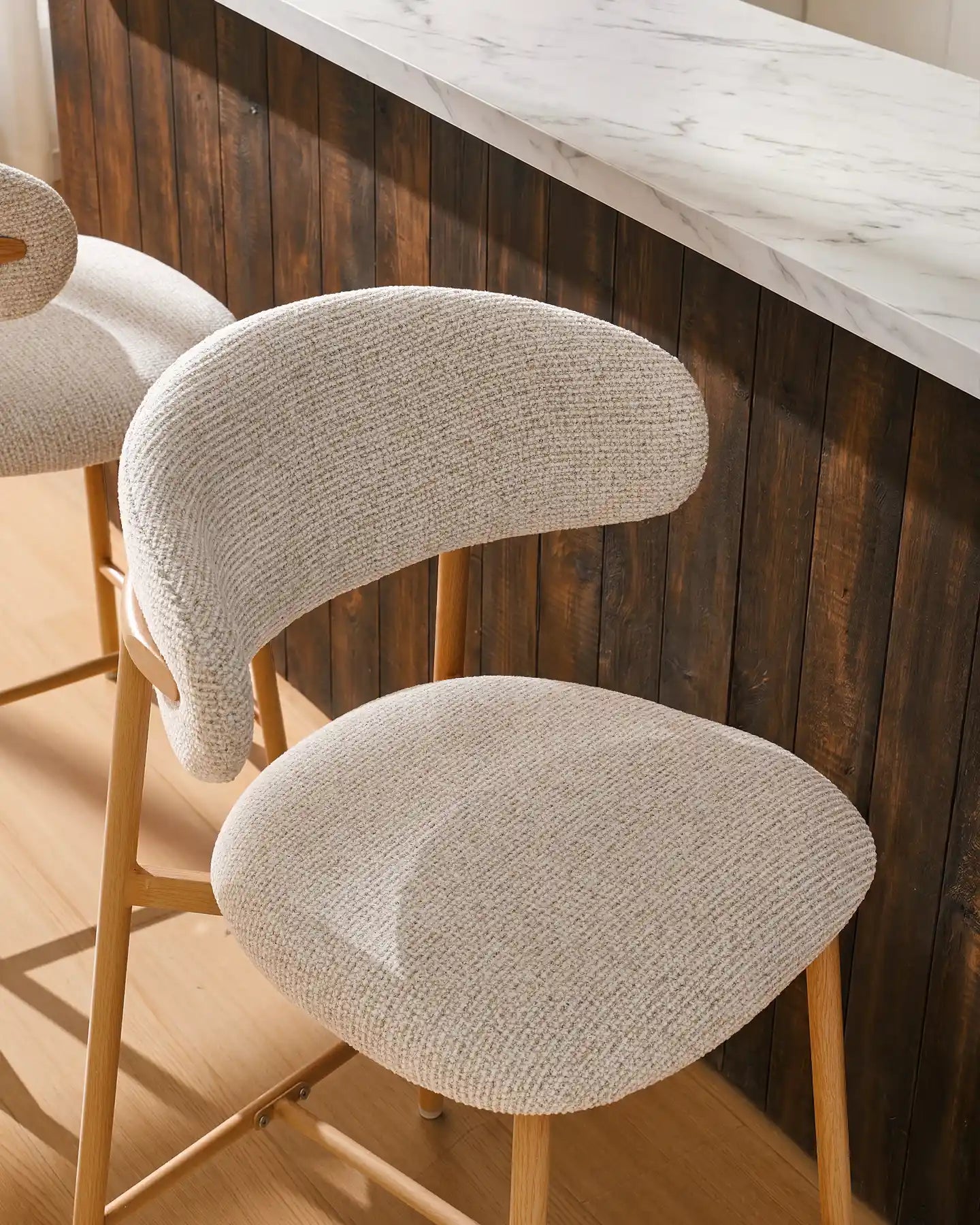 Rowan Barhocker mit Chenillebezug in Beige