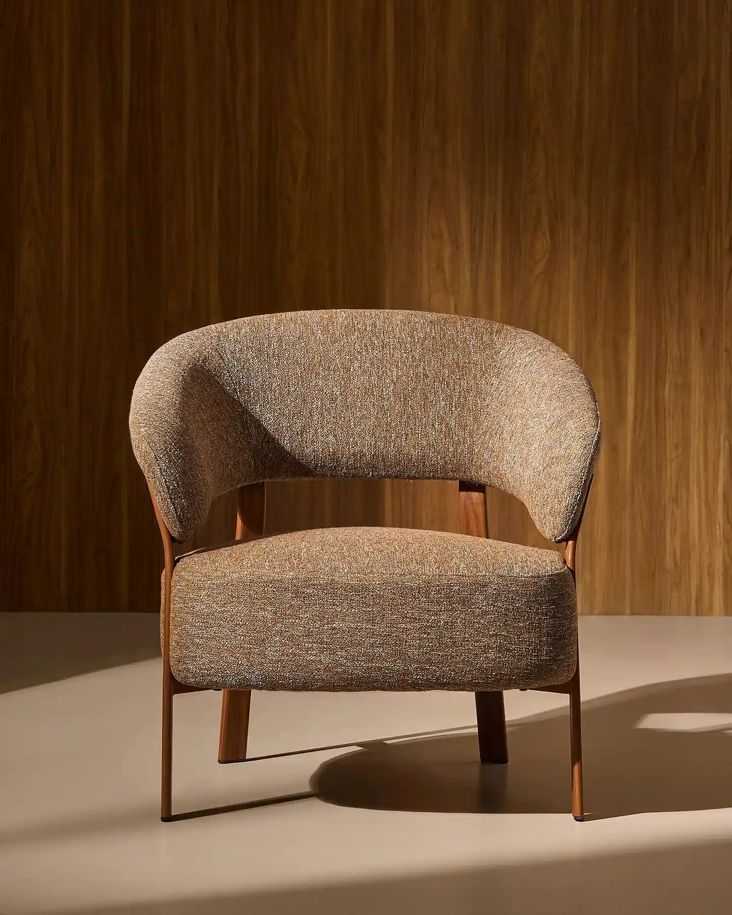 Bramley Loungesessel mit Leinenbezug in Taupe und Walnussgestell